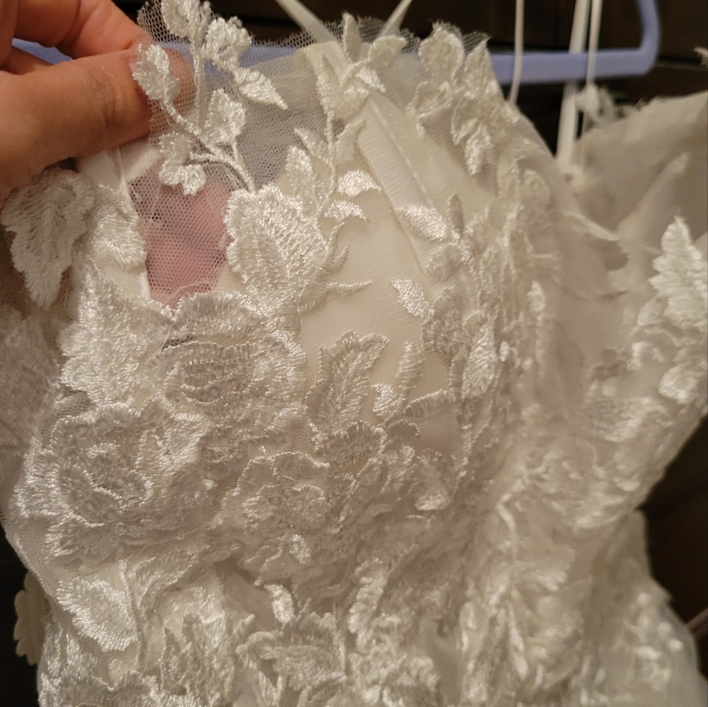 White strapless sweetheart lace wedding dress